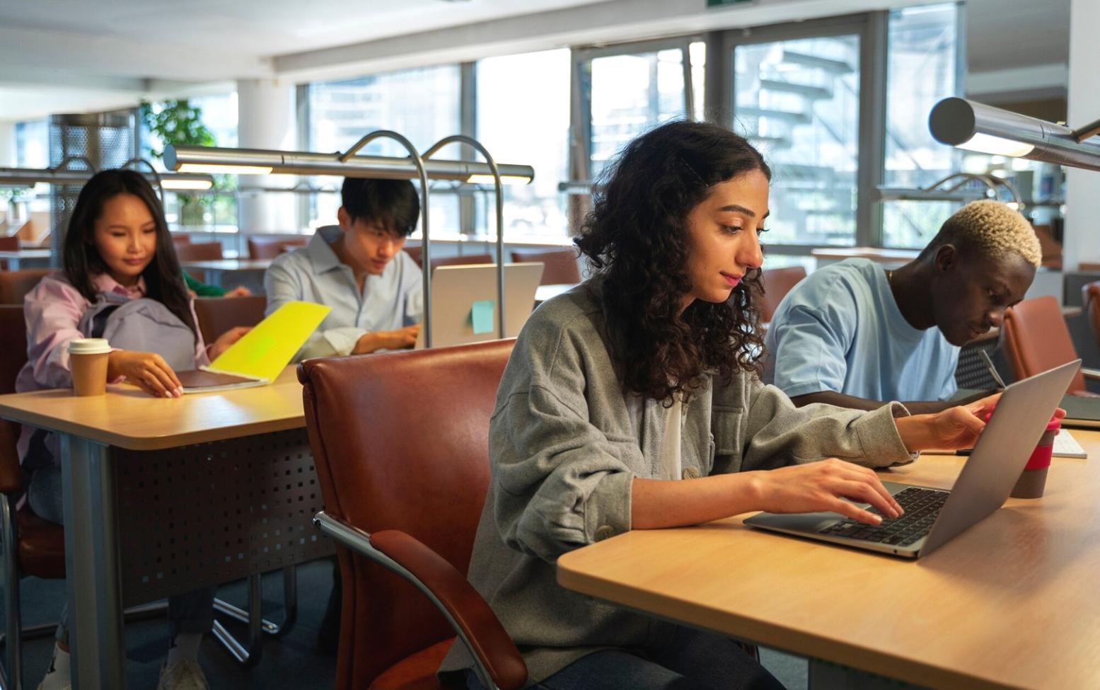 Étudiant consultant ses finances sur ordinateur portable